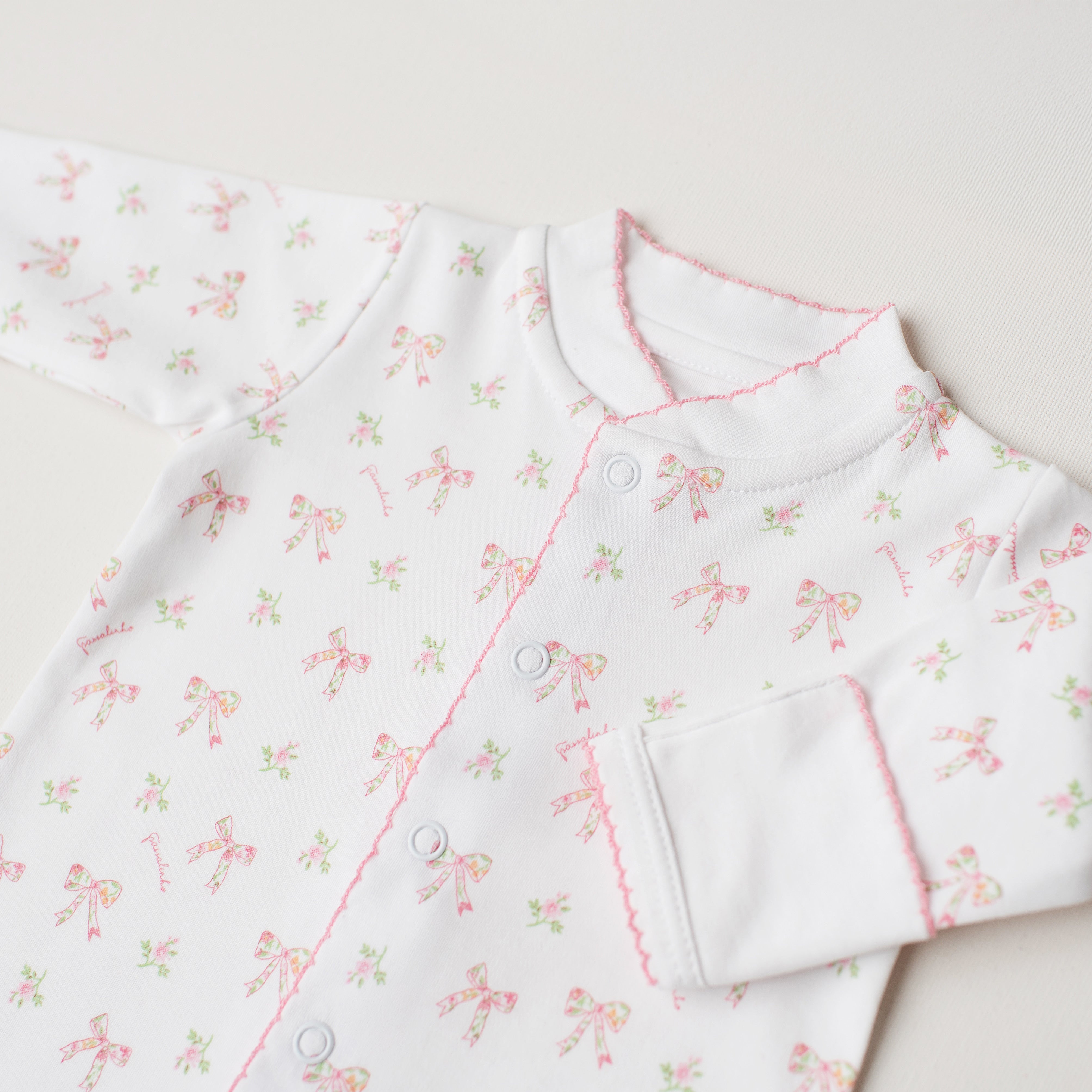 Macacão Arara Laços Rosa