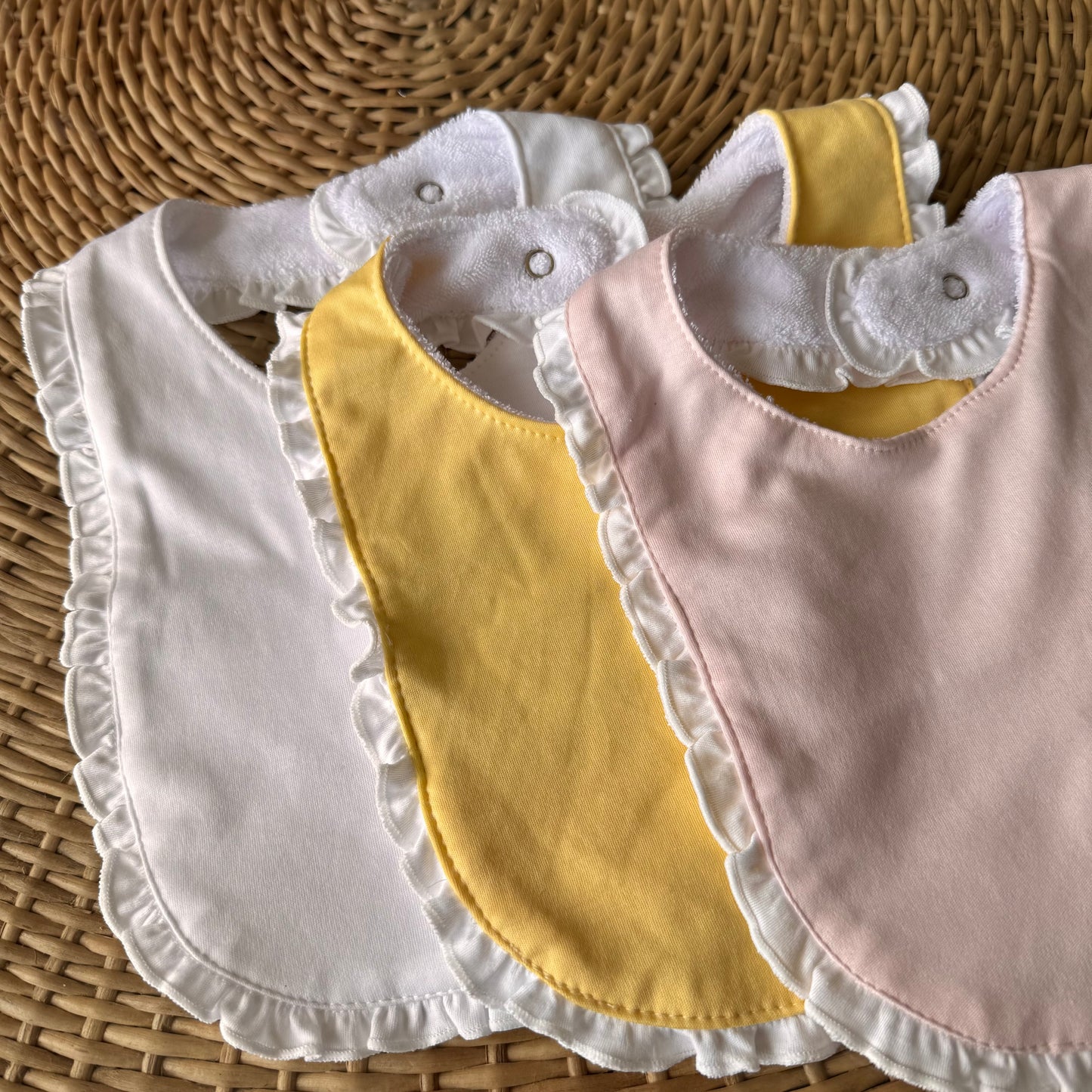 Kit: 3 Babadores Garça Pima Atoalhado - Branco, Amarelo e Rosa Claro