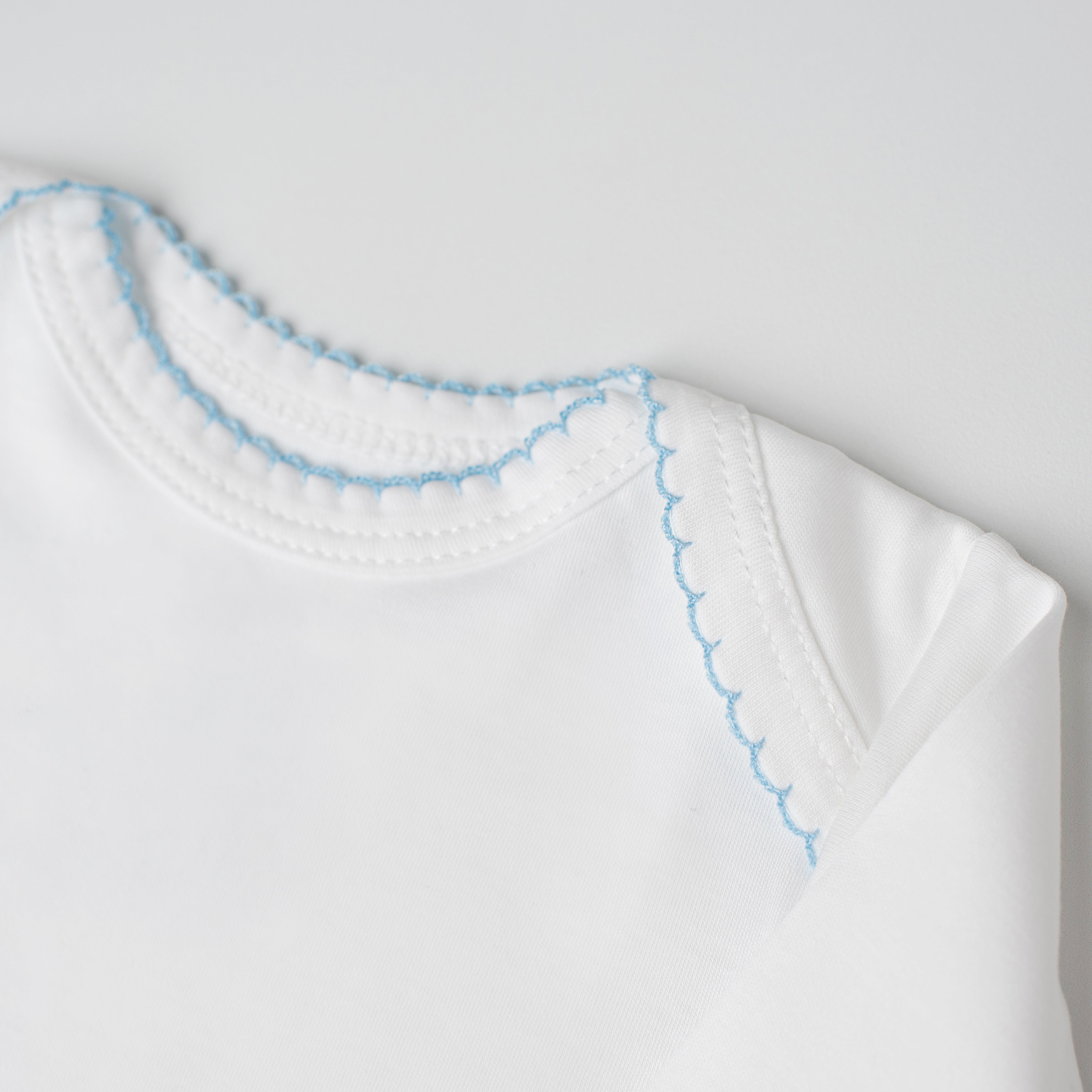 Body Andorinha Manga Longa Branco - Detalhe Azul Claro