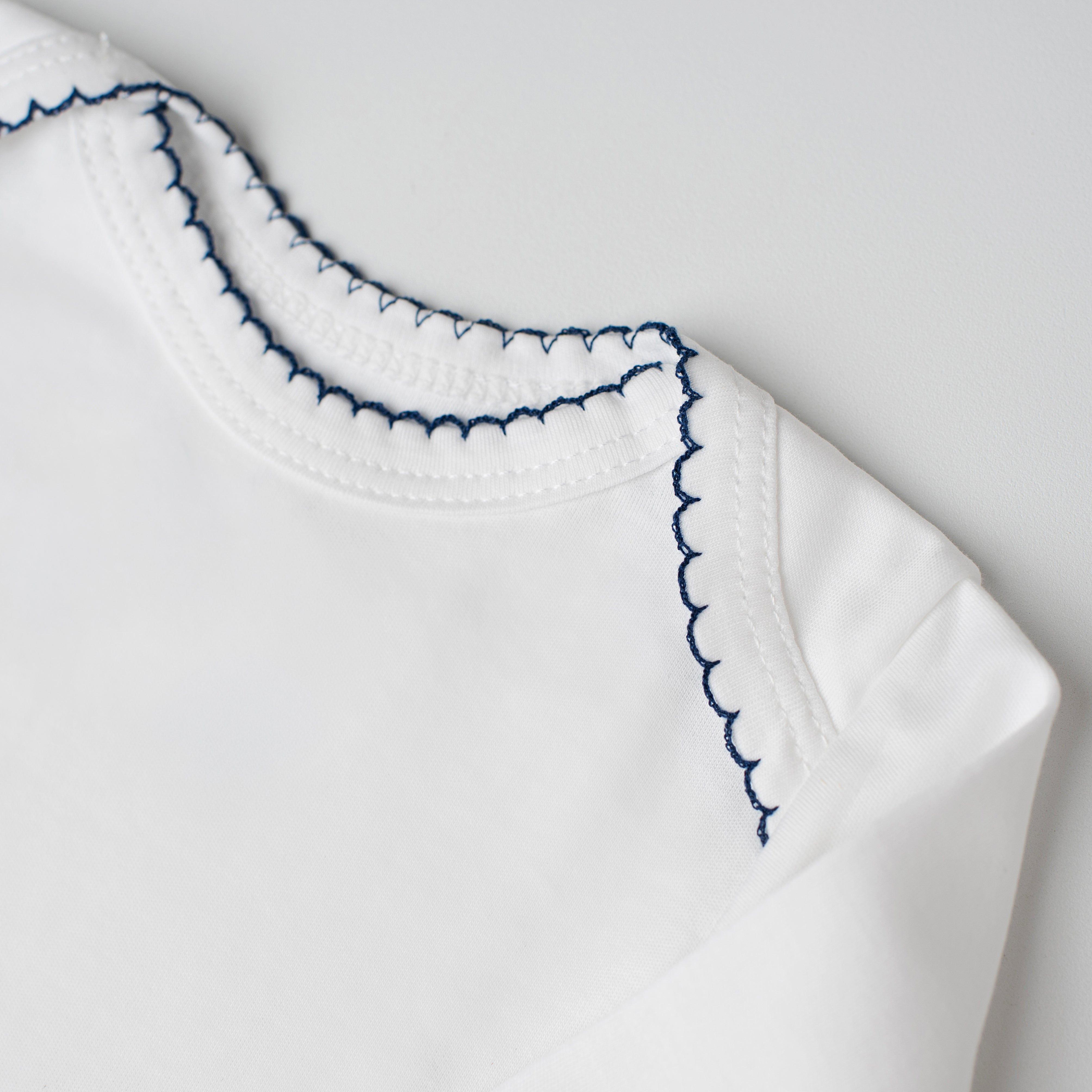 Body Andorinha Manga Longa Branco - Detalhe Marinho