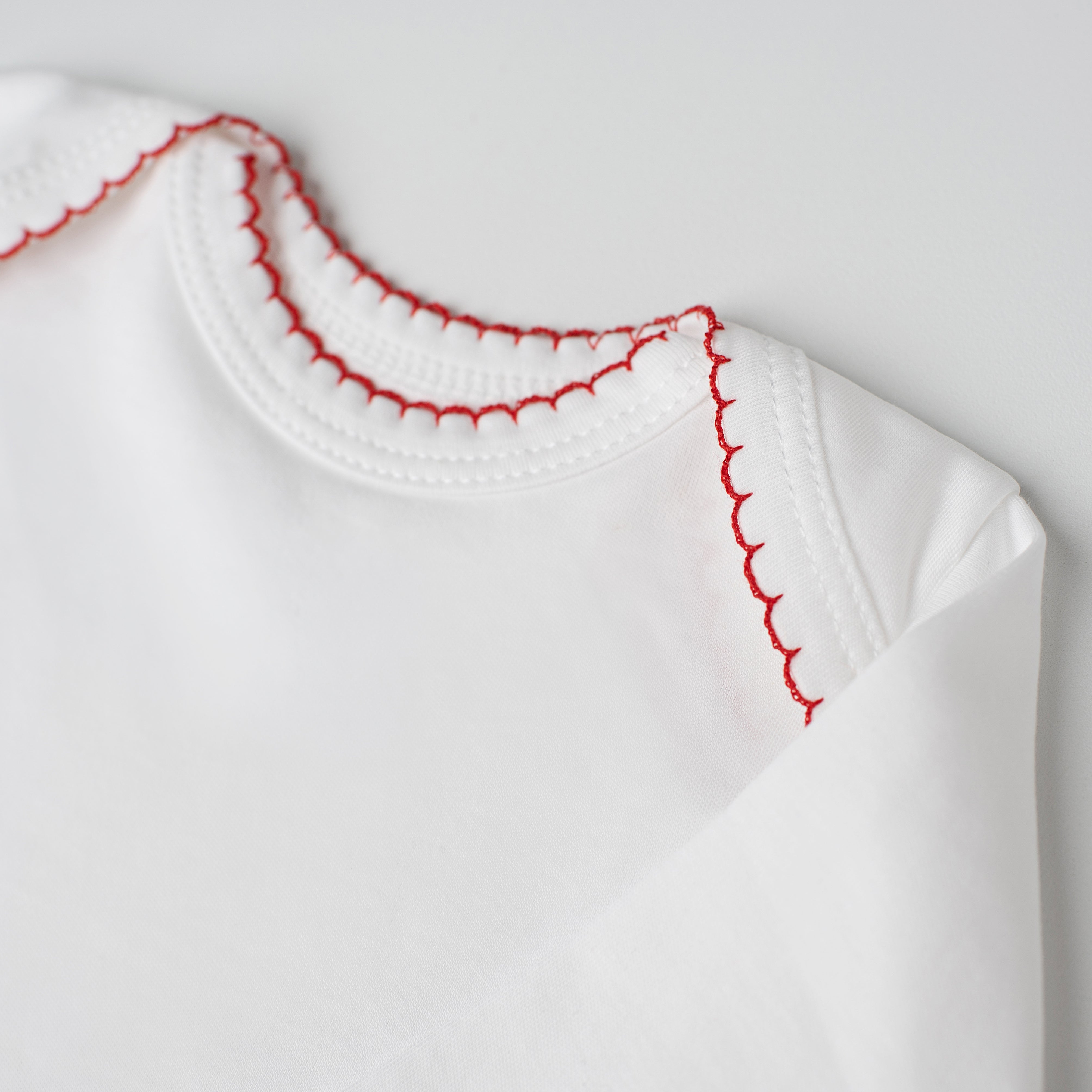 Body Andorinha Manga Longa Branco - Detalhe Vermelho