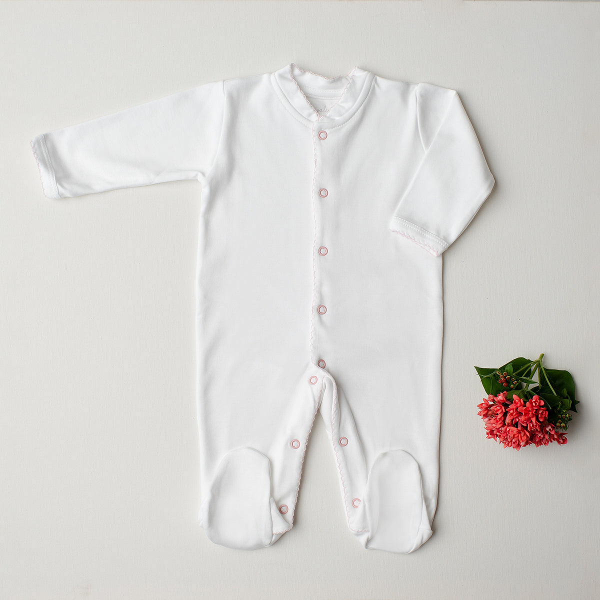 Macacão Arara Botões Rosa do kit, branco com botões rosa clarinho