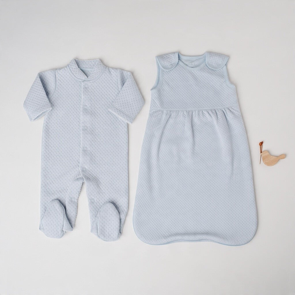 Kit macacão e saco de dormir azul em jacquard de algodão para bebê passalinho