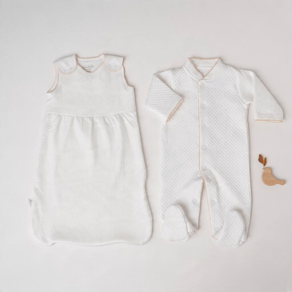 Kit macacão e saco de dormir branco em jacquard de algodão para bebê passalinho