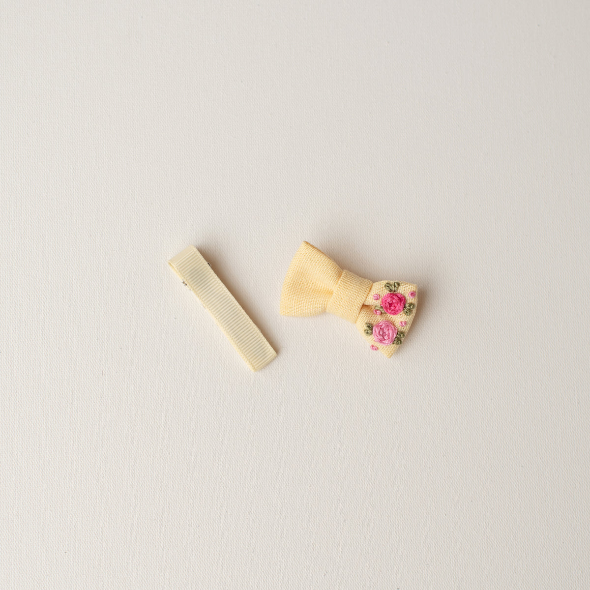 Lacinhos em Linho Bordado - Tamanho P