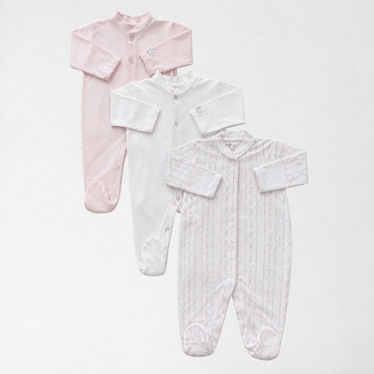 Kit com 3 macacões Arara: Rosa Claro, Botões Rosa (branco com botões rosa) e Miosótis Rosa estampado