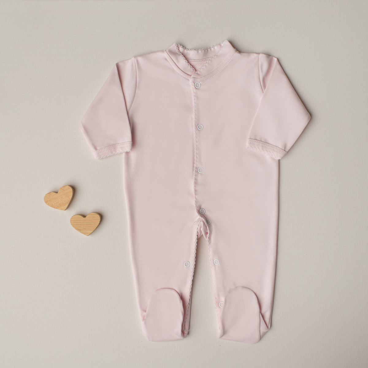 Macacão Arara Rosa Claro do kit, com botões e acabamento branco