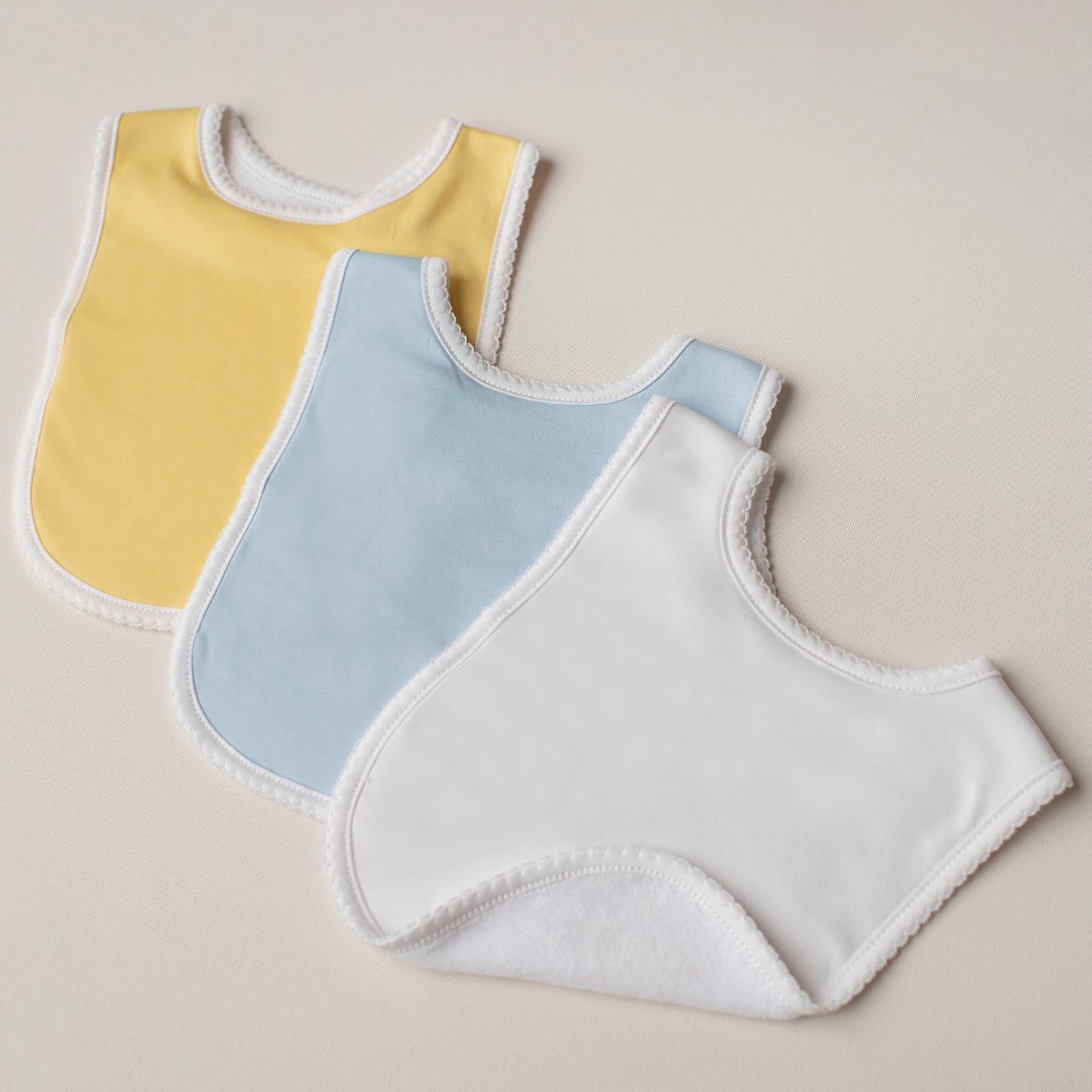 Kit: 3 Babadores Tucano Pima Atoalhado - Azul, Branco e Amarelo