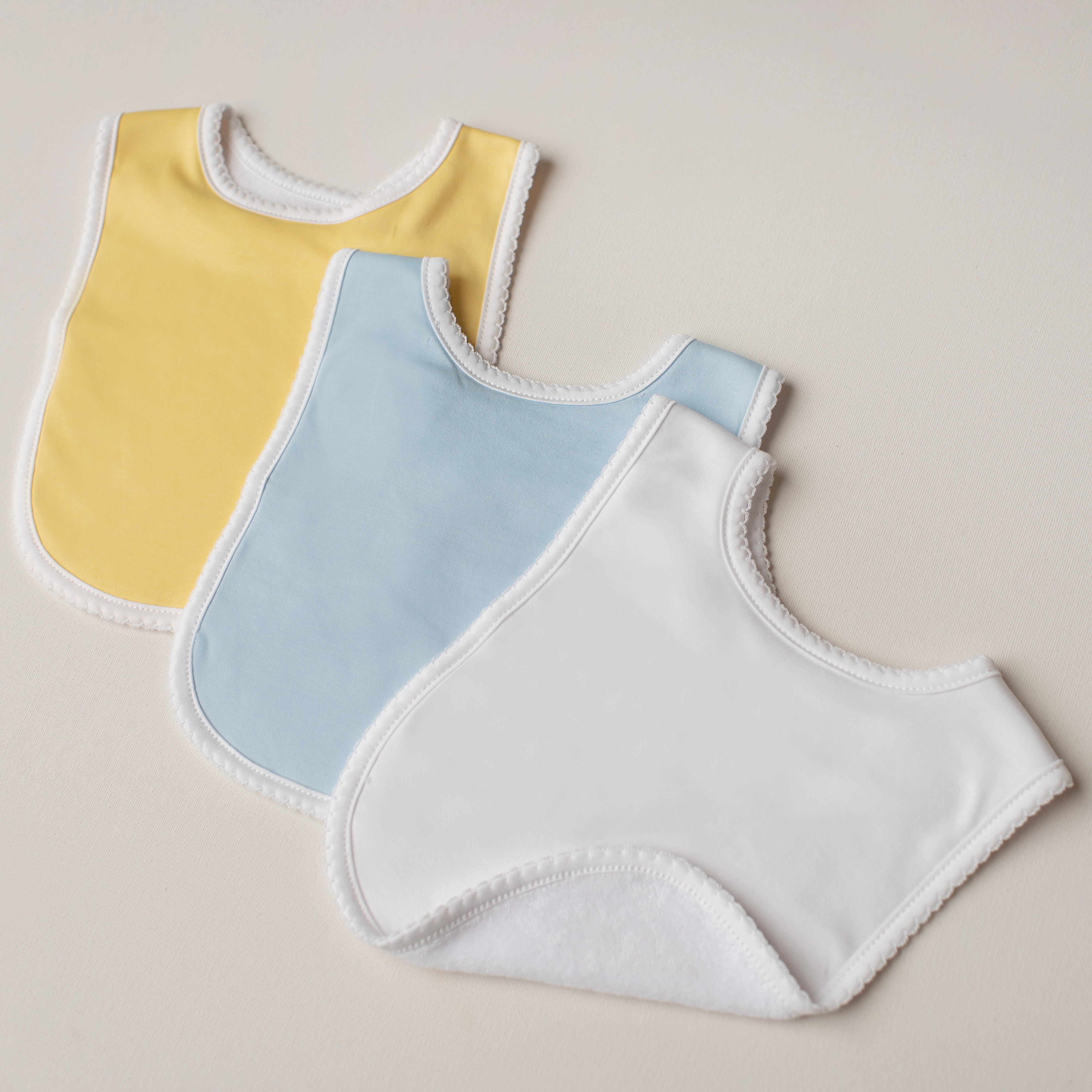 Kit: 3 Babadores Tucano Pima Atoalhado - Azul, Branco e Amarelo