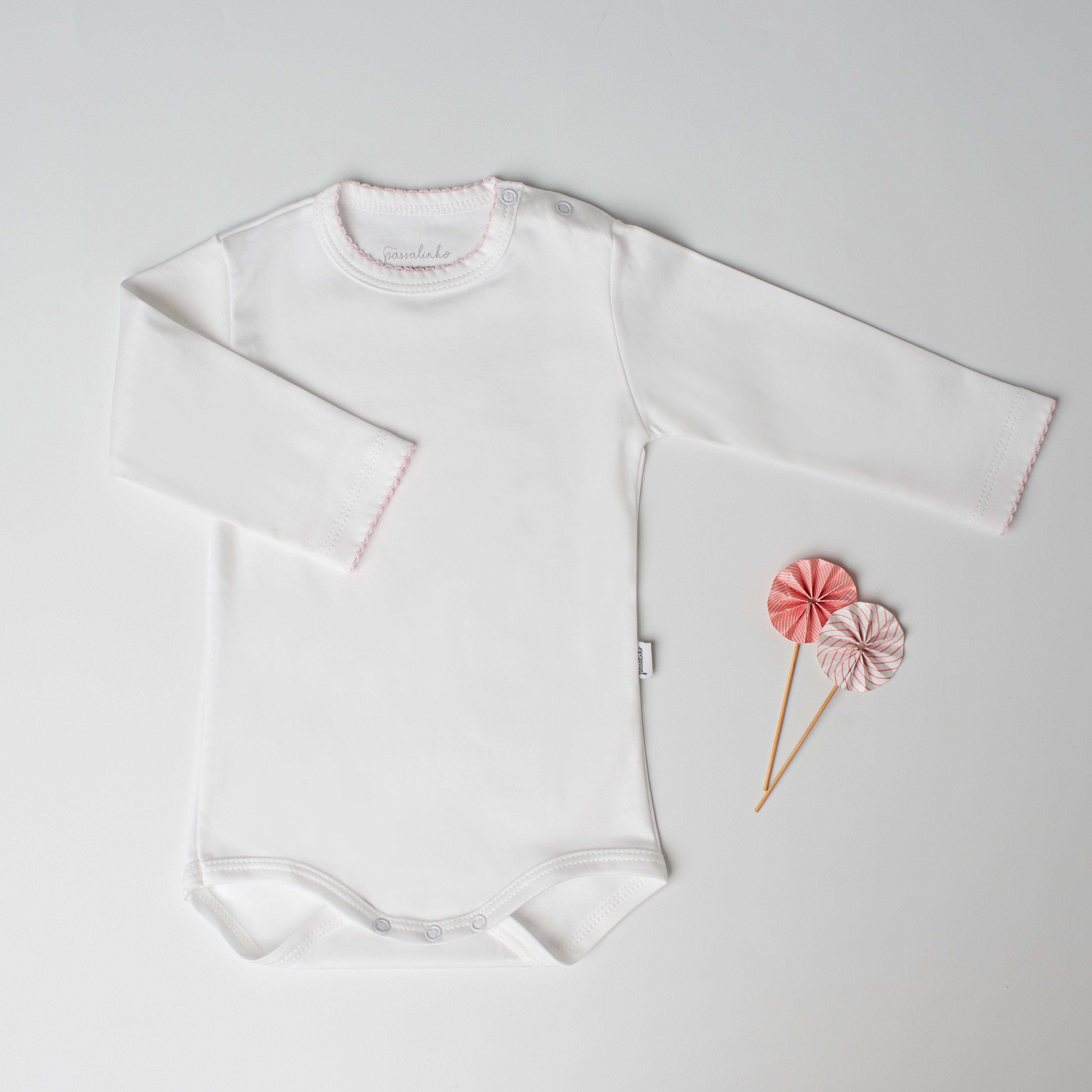 Body Canário Manga Longa Branco Detalhe Rosa