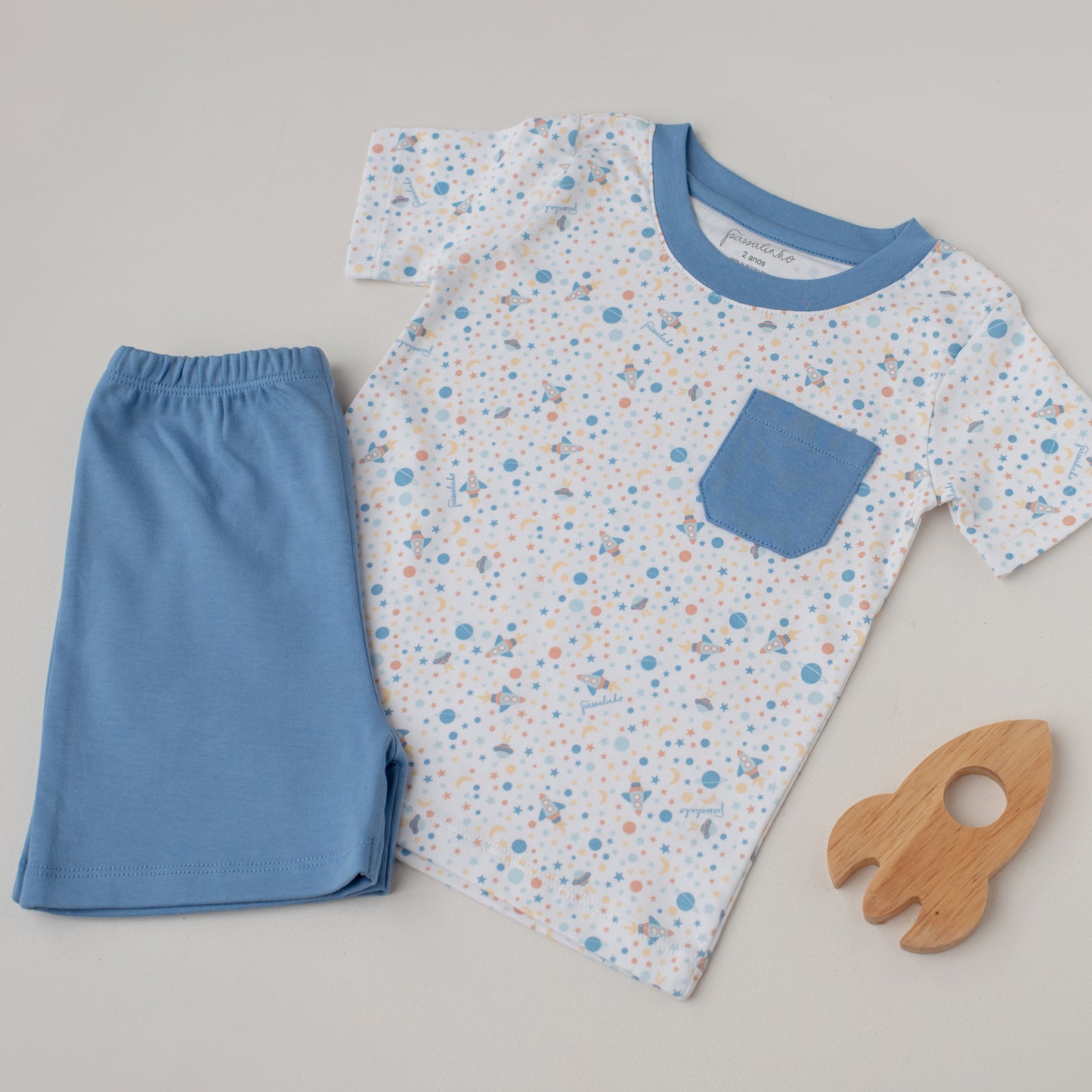 Pijama Shorts e Camiseta Canário Espaço