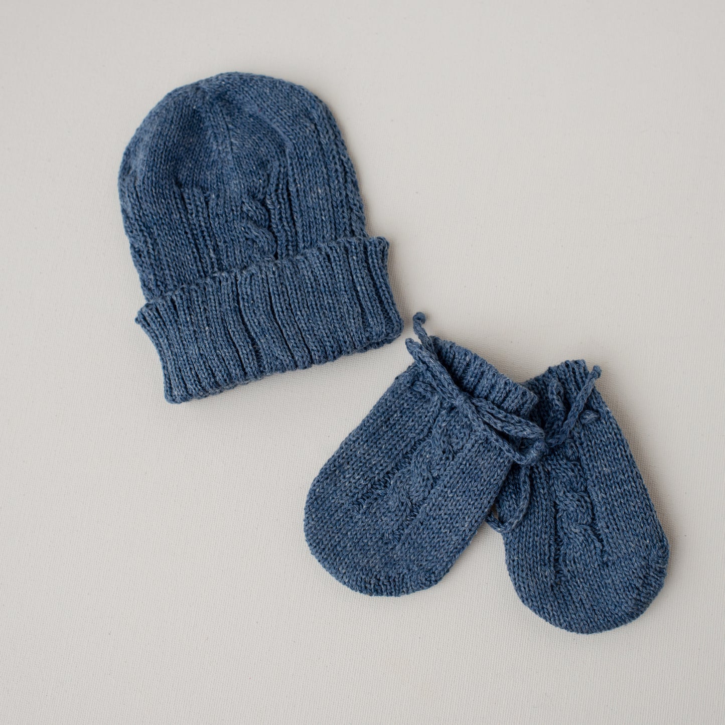 Kit: Gorrinho e Luvinha Tricô Azul Jeans