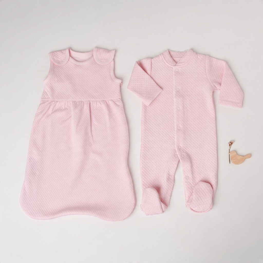Kit macacão e saco de dormir rosa em jacquard de algodão para bebê passalinho