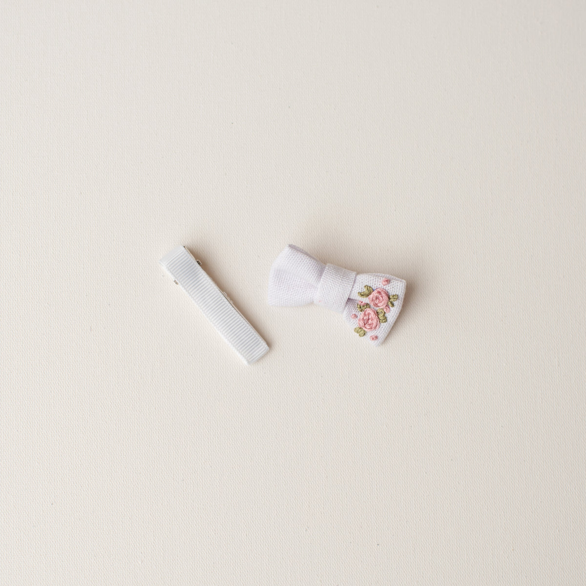 Lacinhos em Linho Bordado - Tamanho P