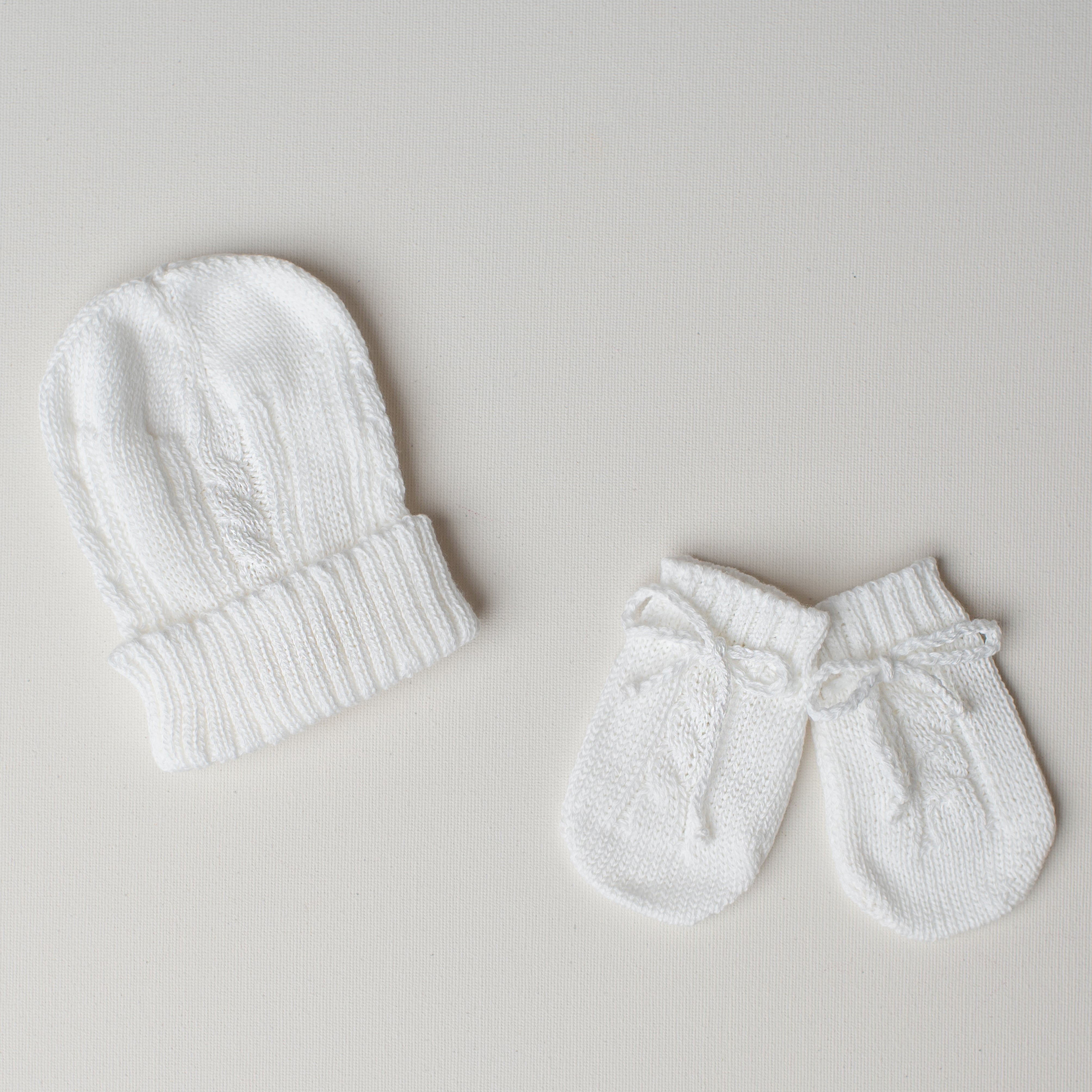 Kit: Gorrinho e Luvinha Tricô Branco